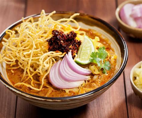  Khao Soi: ¡Una deliciosa fusión de sabores picantes y cremosos que te transportará a las calles de Chiang Mai!