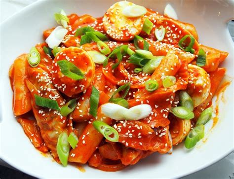  Ddeokbokki: ¡Una explosión de picante dulce que te dejará pidiendo más!