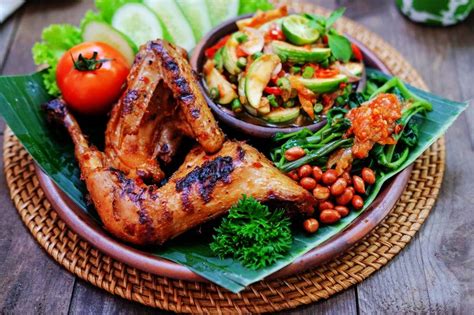 ¡Sumérgete en el mundo explosivo de sabores del Ayam Taliwang! Un plato picante y ahumado que fusiona perfectamente la suavidad del pollo con una salsa de chiles excepcionalmente aromática