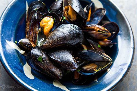   Moules Marinières: Una Sinfonía de Sabores Marineros en la Costa Francesa!