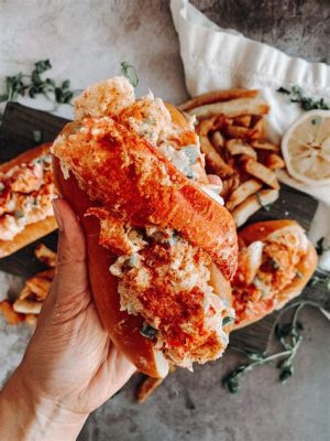  ¡El Maine Lobster Roll: Un manjar crujiente de mar con una explosión cremosa en cada bocado!